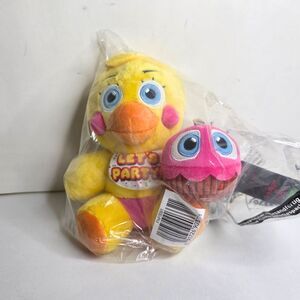 FNAF Five Nights At Freddys Toy Chica w/ Cupcake Jazwares 8 in Plush Glow Eyes